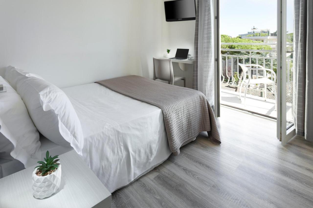 Hotel Zanarini In Centro A Riccione Luaran gambar
