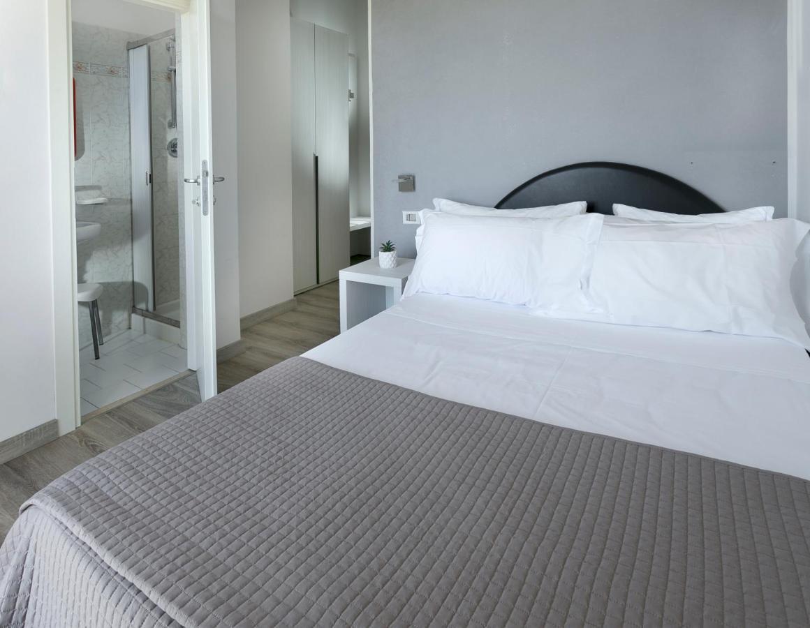 Hotel Zanarini In Centro A Riccione Luaran gambar