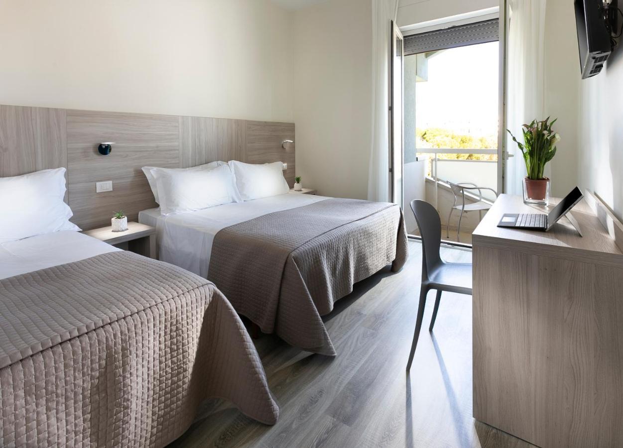 Hotel Zanarini In Centro A Riccione Luaran gambar