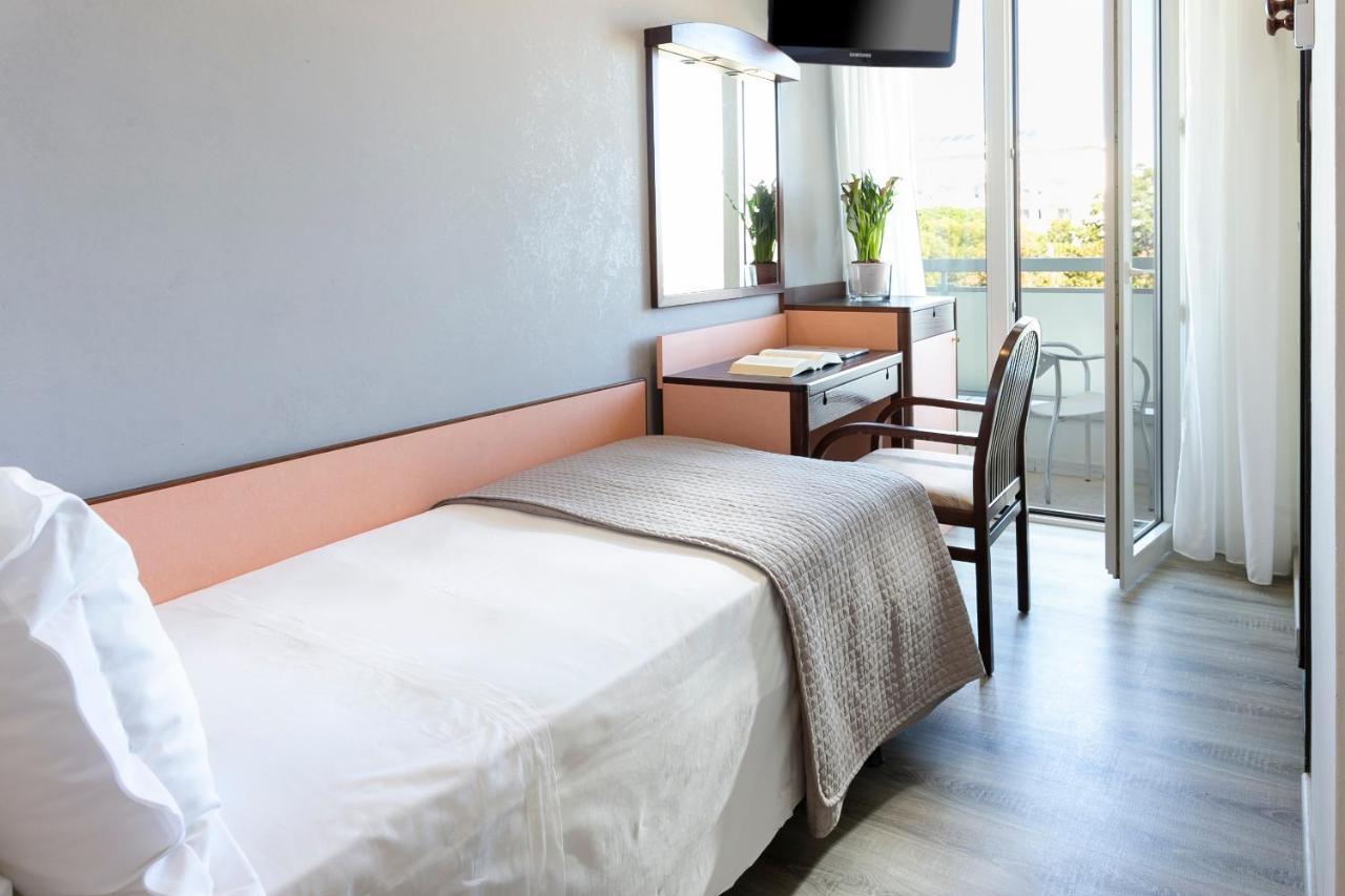 Hotel Zanarini In Centro A Riccione Luaran gambar