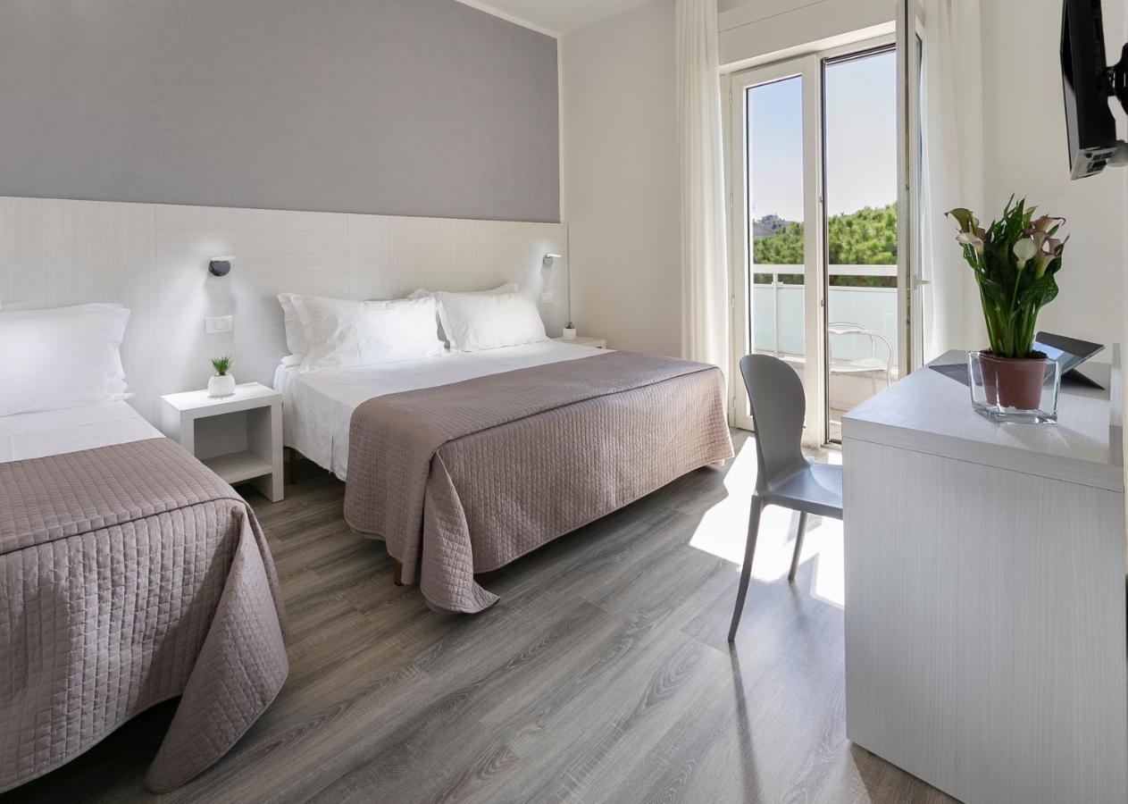 Hotel Zanarini In Centro A Riccione Luaran gambar