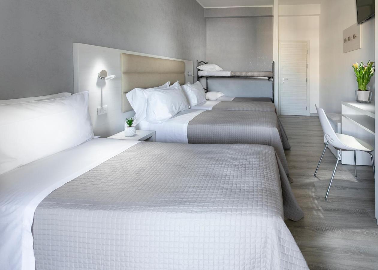 Hotel Zanarini In Centro A Riccione Luaran gambar