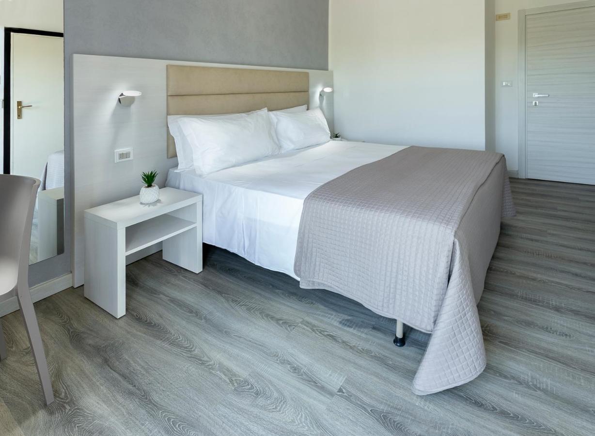 Hotel Zanarini In Centro A Riccione Luaran gambar