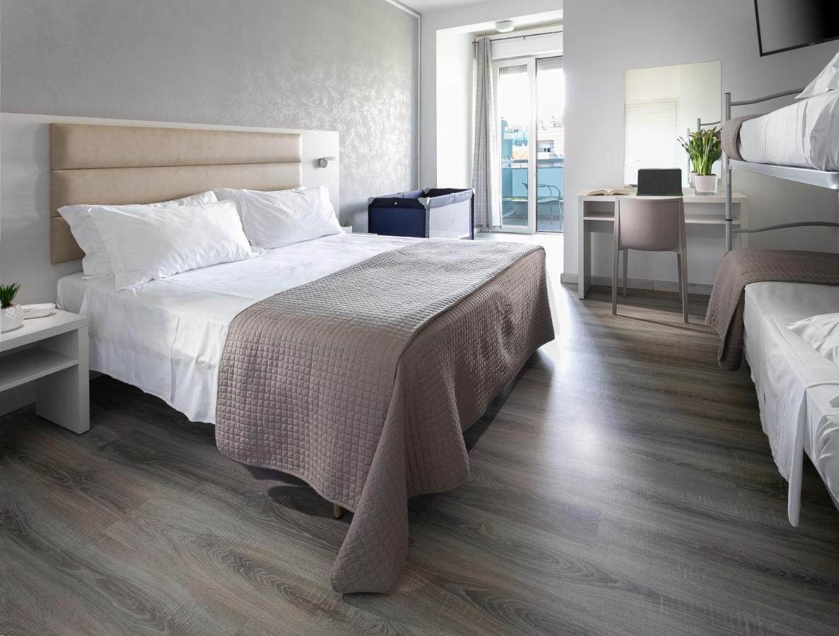 Hotel Zanarini In Centro A Riccione Luaran gambar