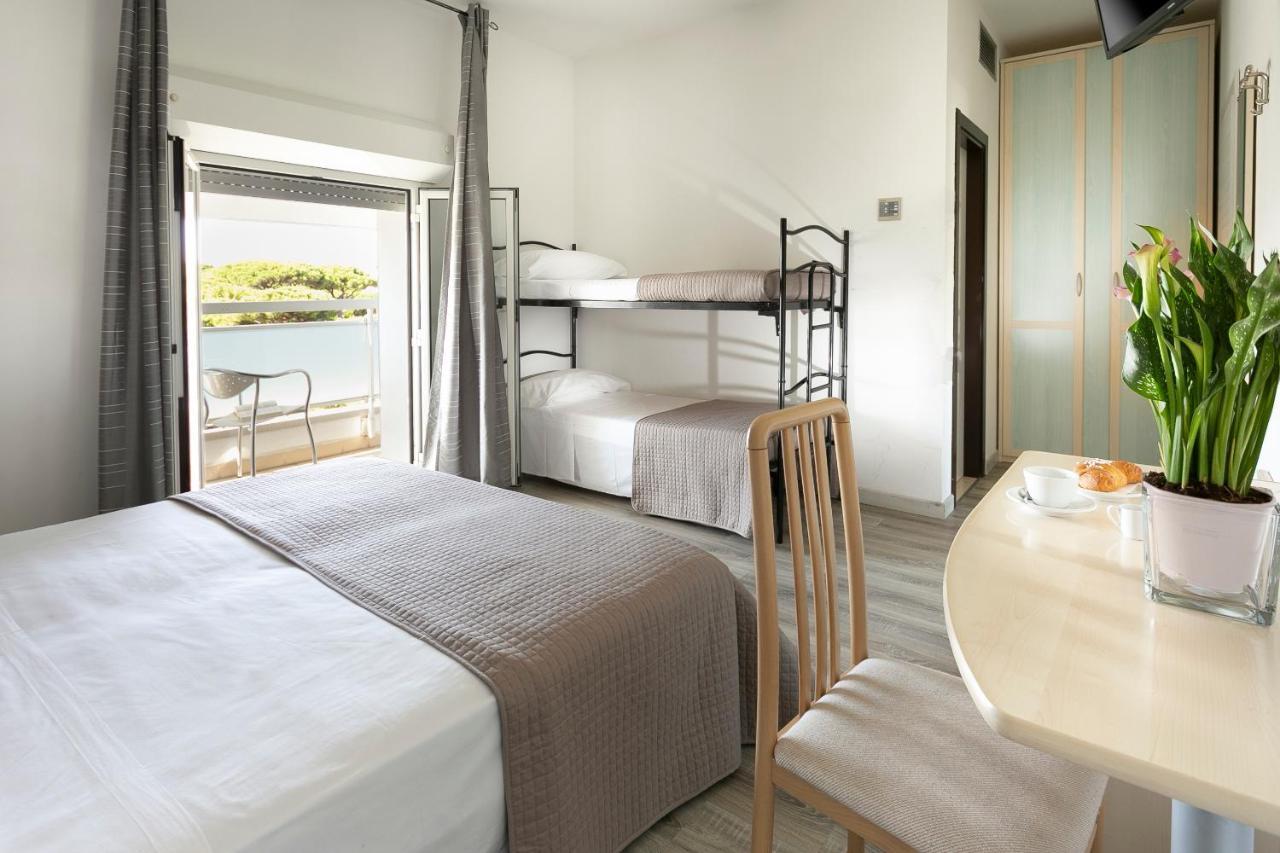Hotel Zanarini In Centro A Riccione Luaran gambar