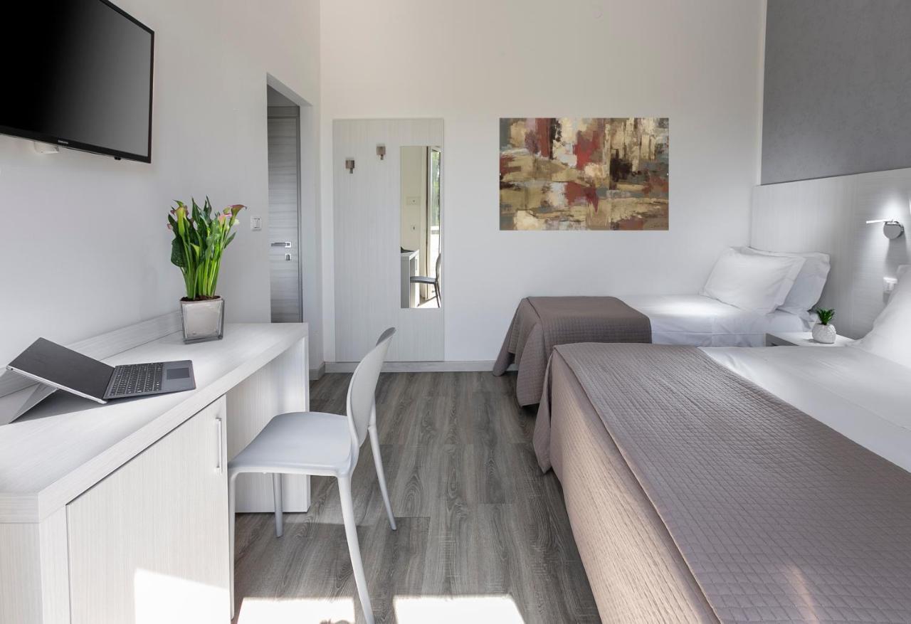 Hotel Zanarini In Centro A Riccione Luaran gambar