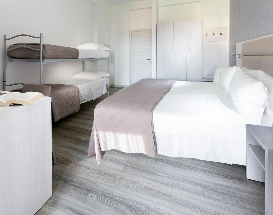 Hotel Zanarini In Centro A Riccione Luaran gambar