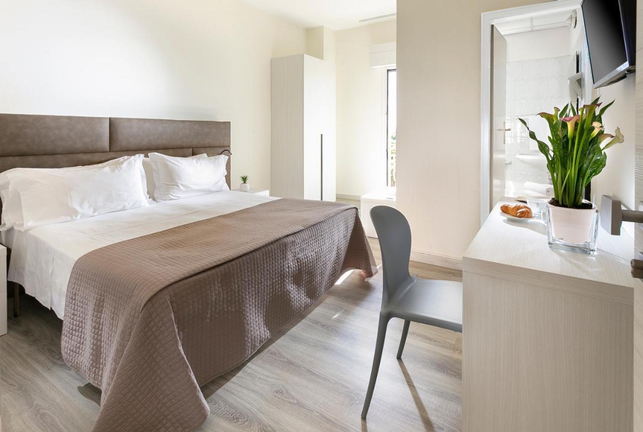 Hotel Zanarini In Centro A Riccione Luaran gambar