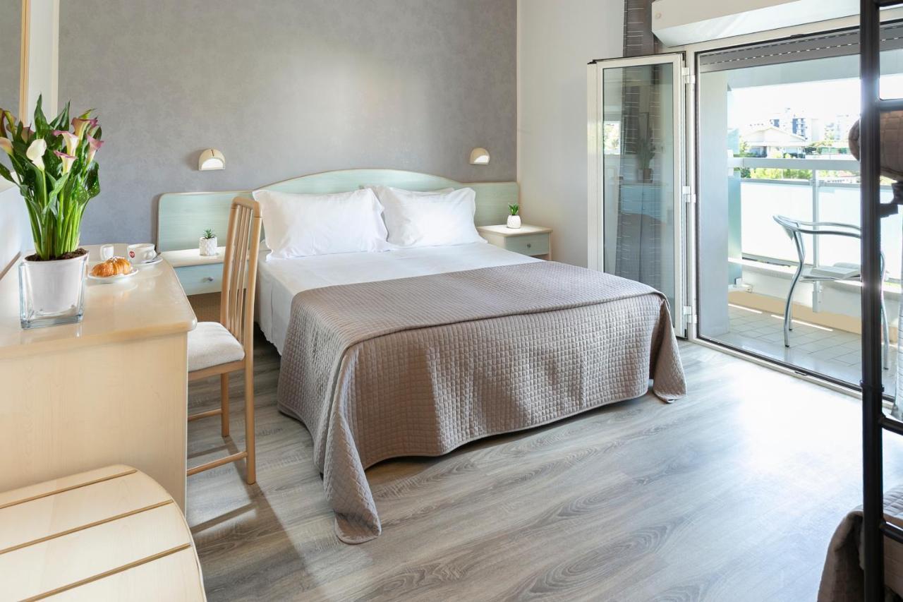 Hotel Zanarini In Centro A Riccione Luaran gambar