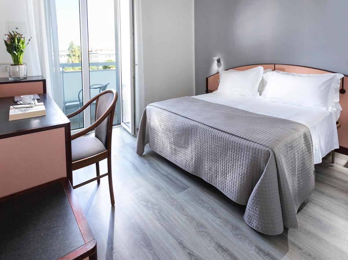 Hotel Zanarini In Centro A Riccione Luaran gambar
