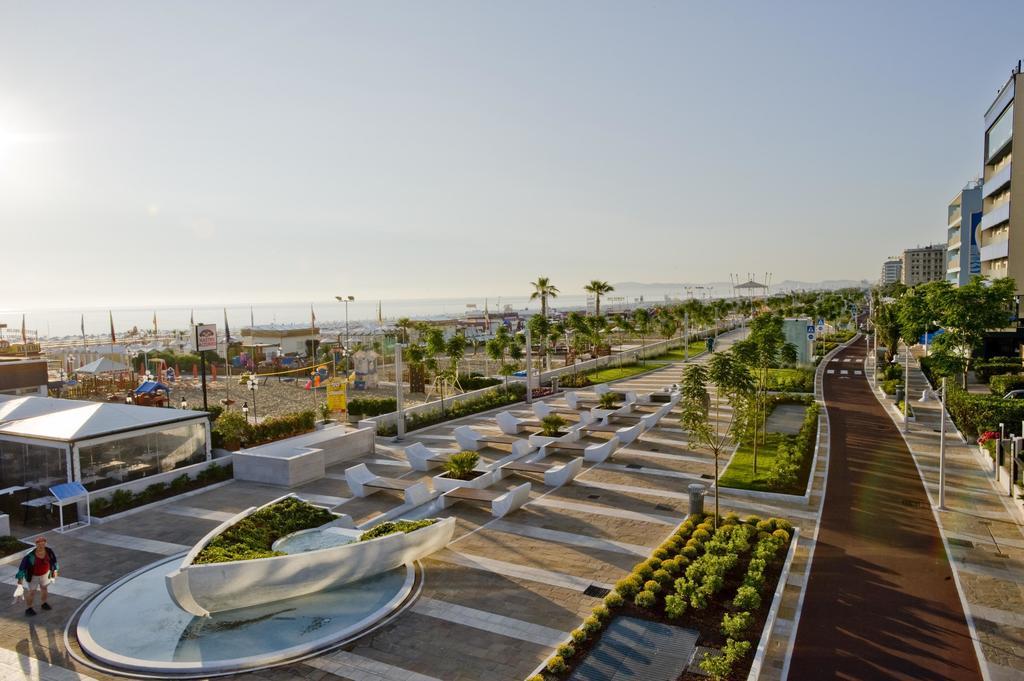 Hotel Zanarini In Centro A Riccione Luaran gambar