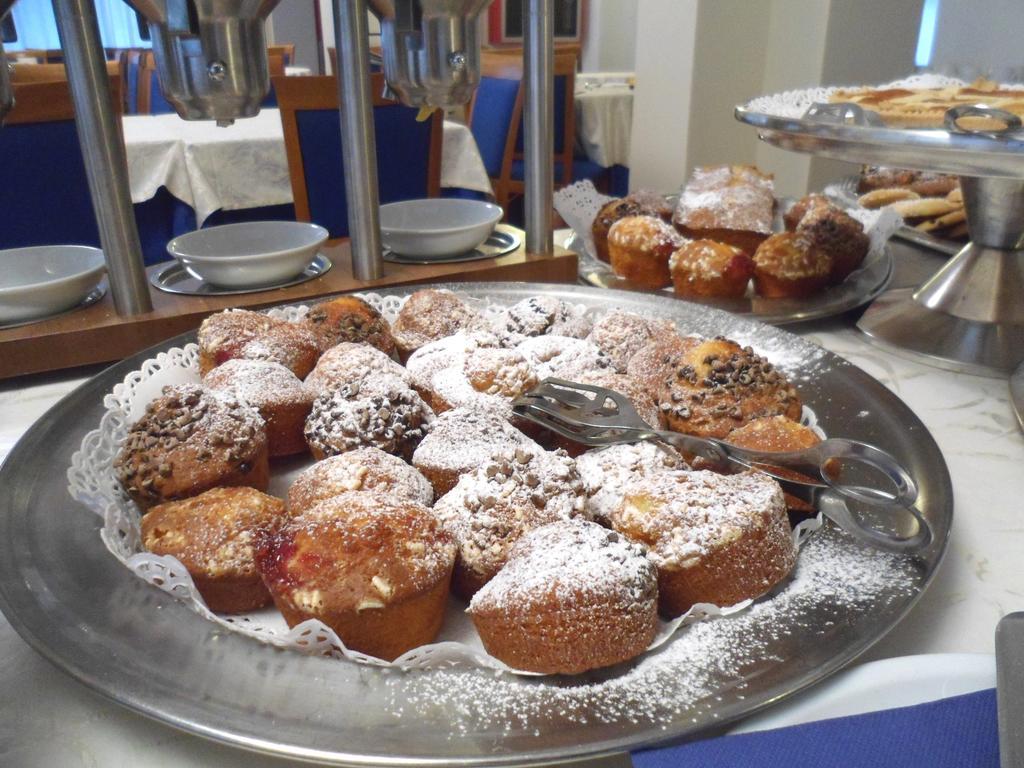 Hotel Zanarini In Centro A Riccione Luaran gambar