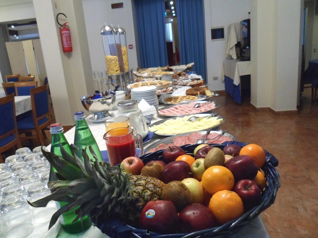 Hotel Zanarini In Centro A Riccione Luaran gambar