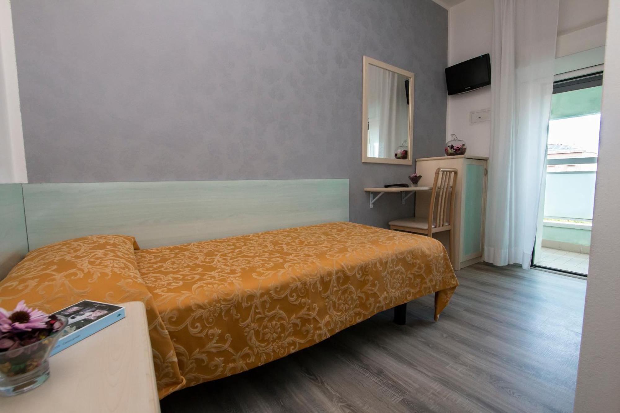 Hotel Zanarini In Centro A Riccione Luaran gambar