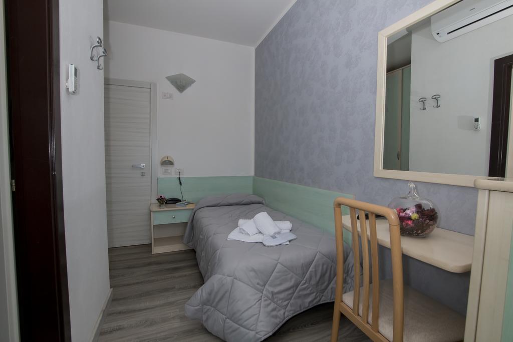Hotel Zanarini In Centro A Riccione Bilik gambar