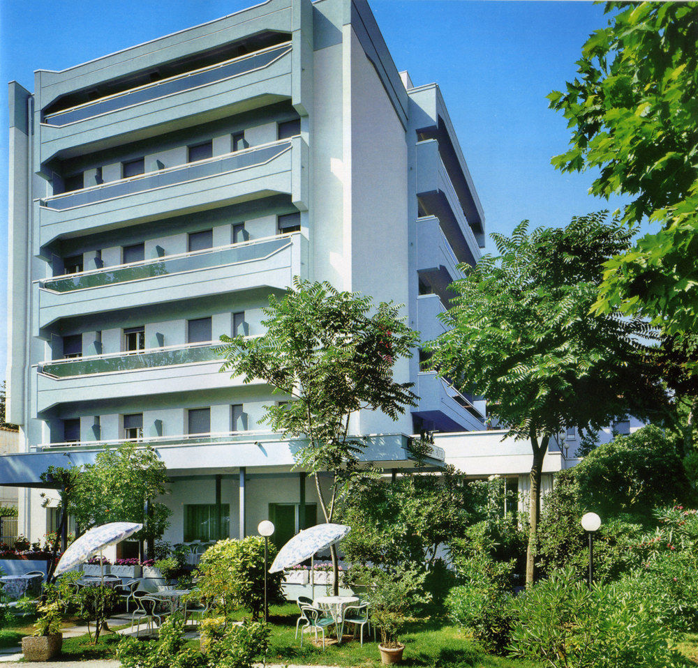 Hotel Zanarini In Centro A Riccione Luaran gambar