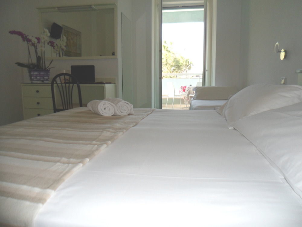 Hotel Zanarini In Centro A Riccione Luaran gambar