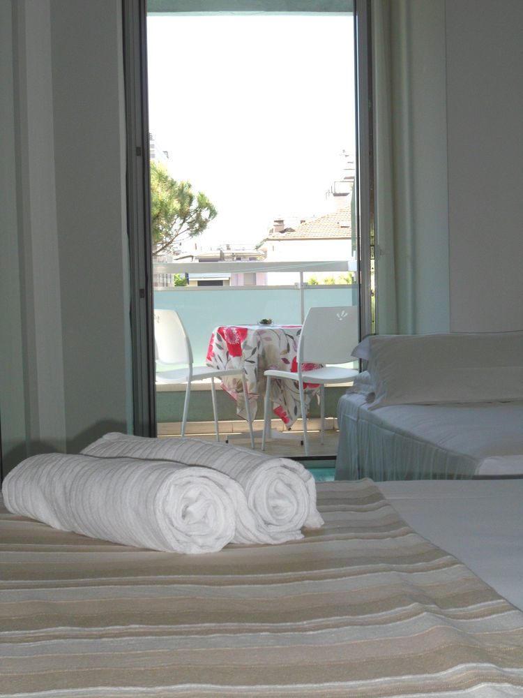 Hotel Zanarini In Centro A Riccione Luaran gambar