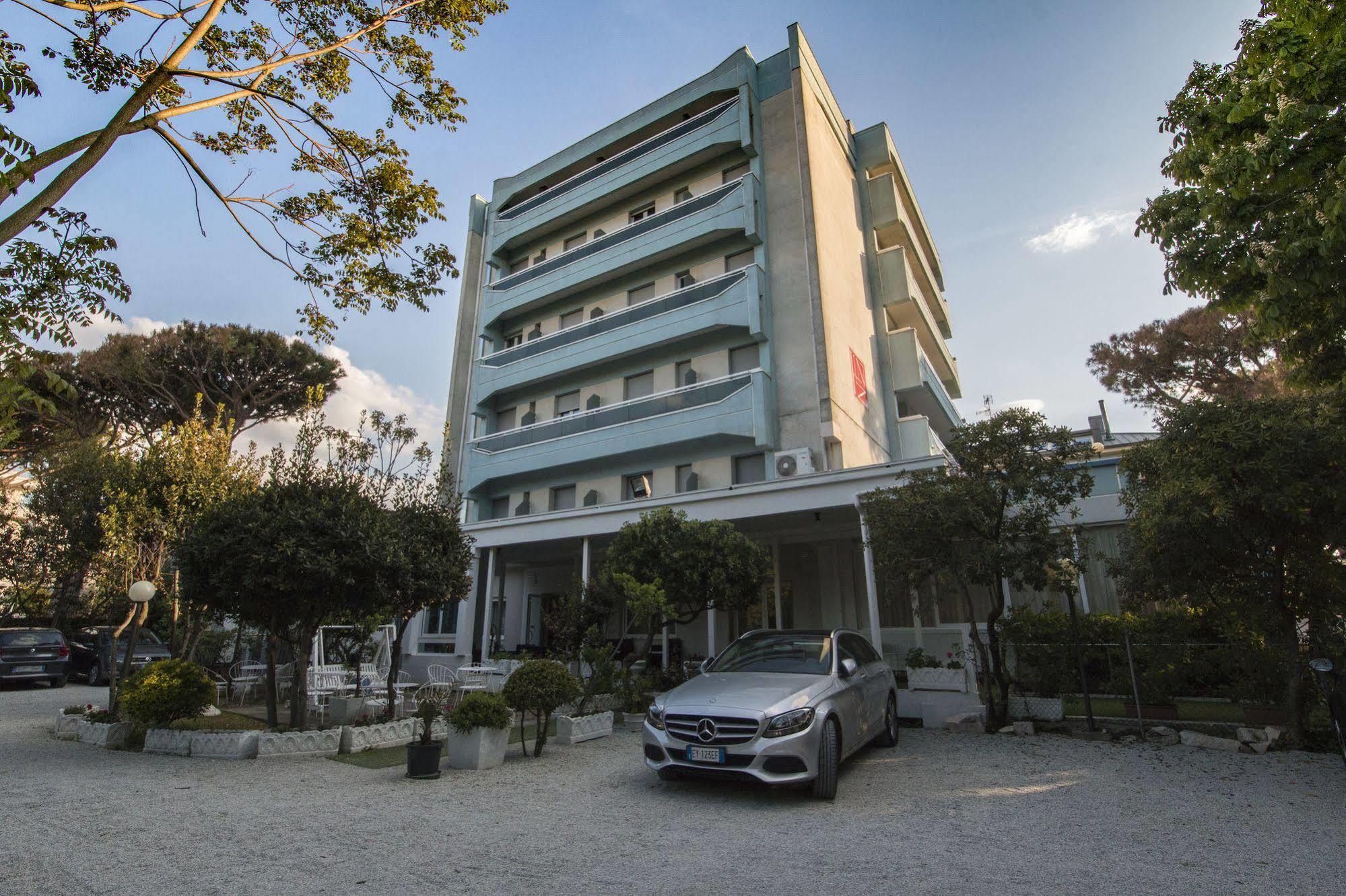 Hotel Zanarini In Centro A Riccione Luaran gambar
