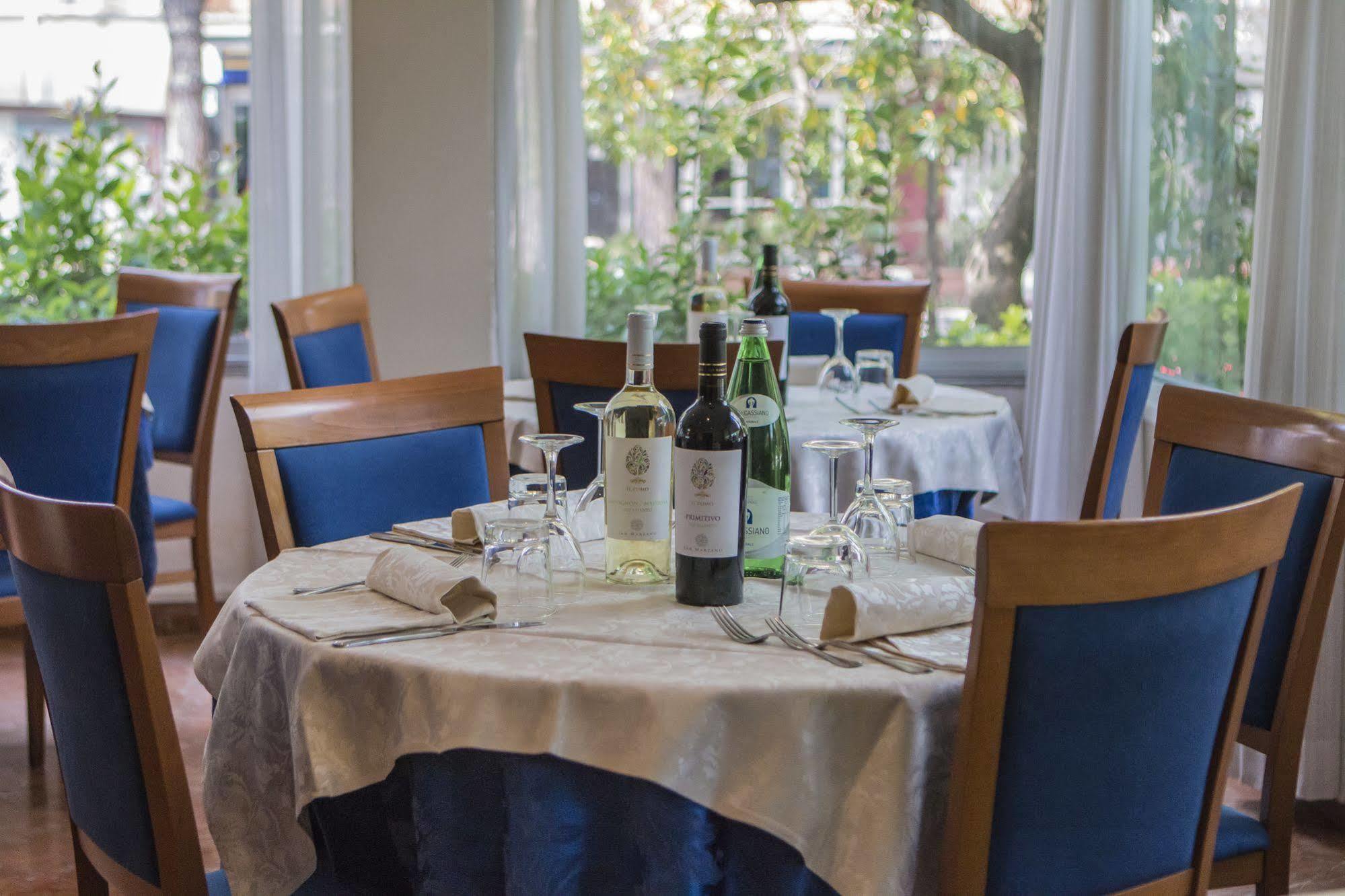 Hotel Zanarini In Centro A Riccione Luaran gambar