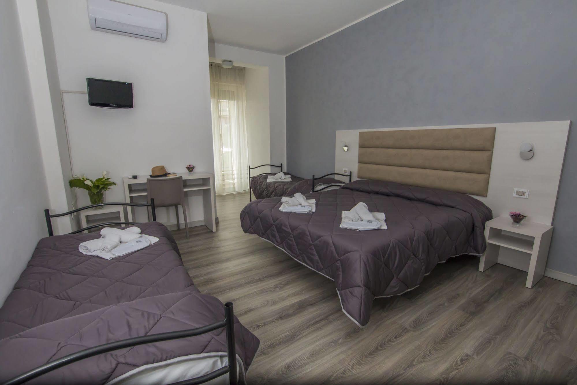 Hotel Zanarini In Centro A Riccione Luaran gambar