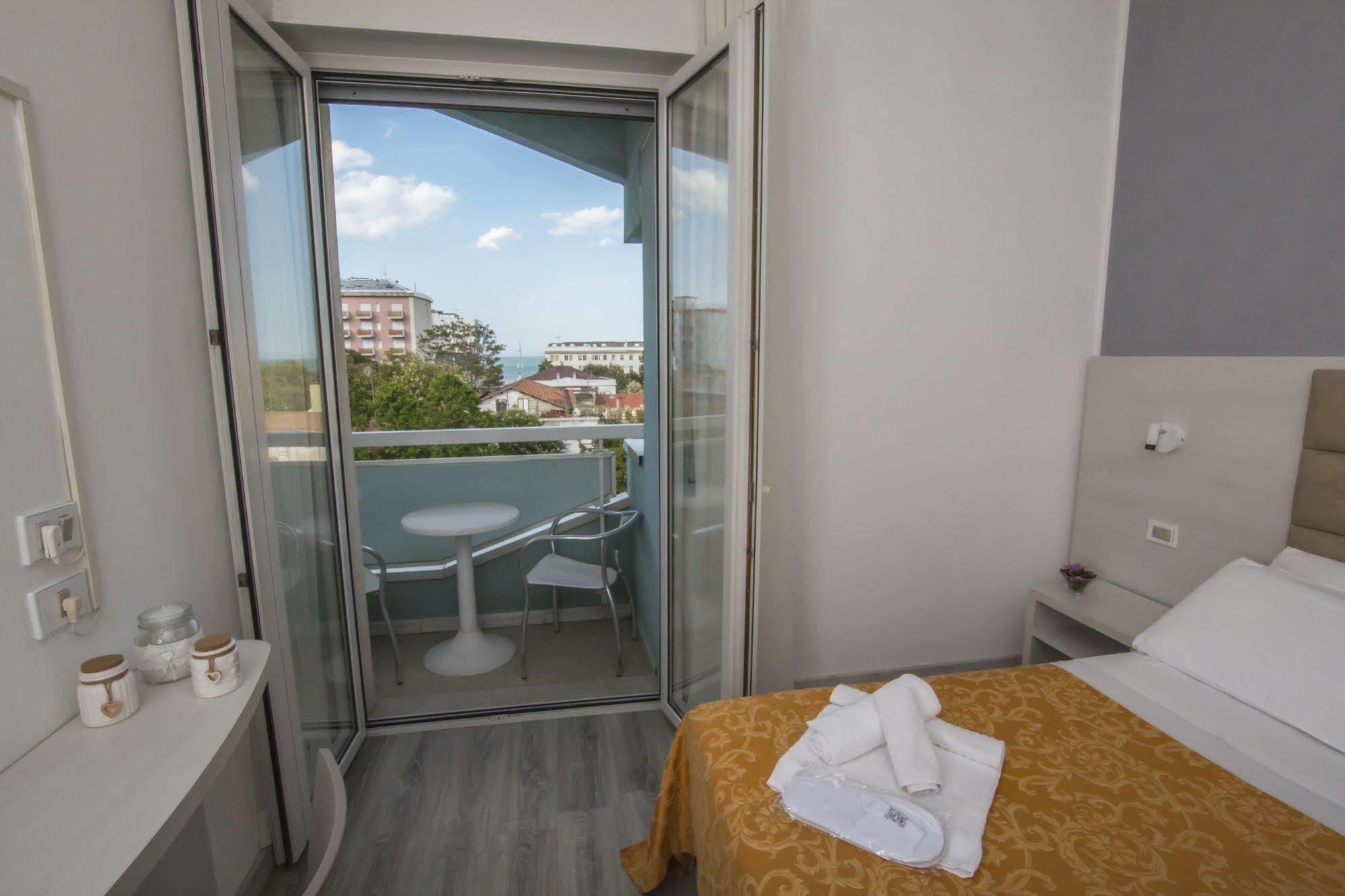 Hotel Zanarini In Centro A Riccione Luaran gambar