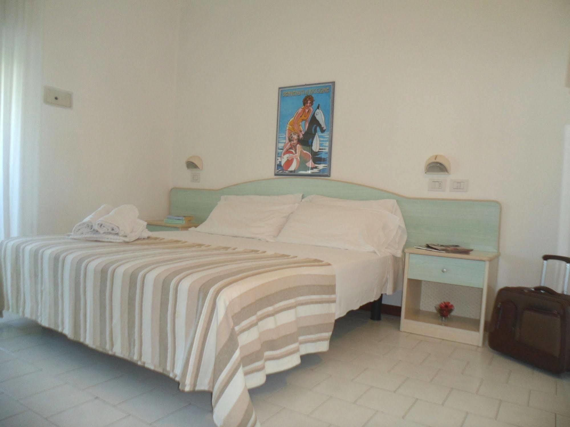 Hotel Zanarini In Centro A Riccione Luaran gambar