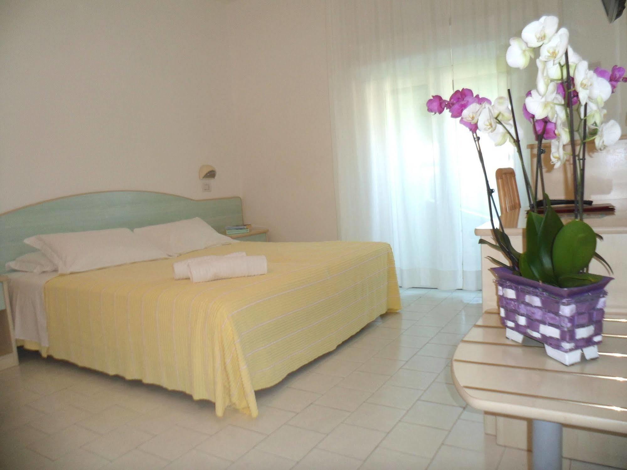 Hotel Zanarini In Centro A Riccione Luaran gambar