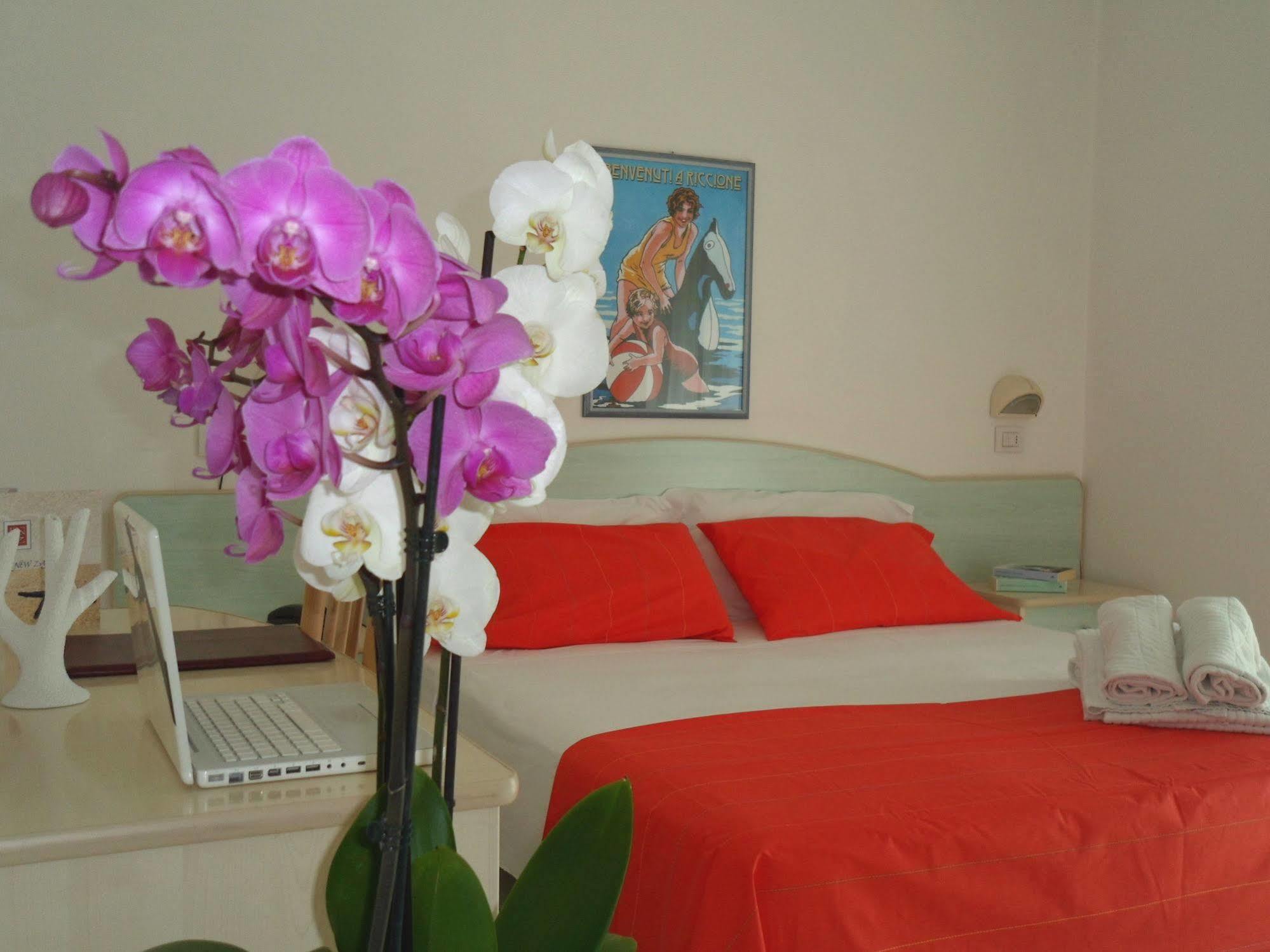 Hotel Zanarini In Centro A Riccione Luaran gambar