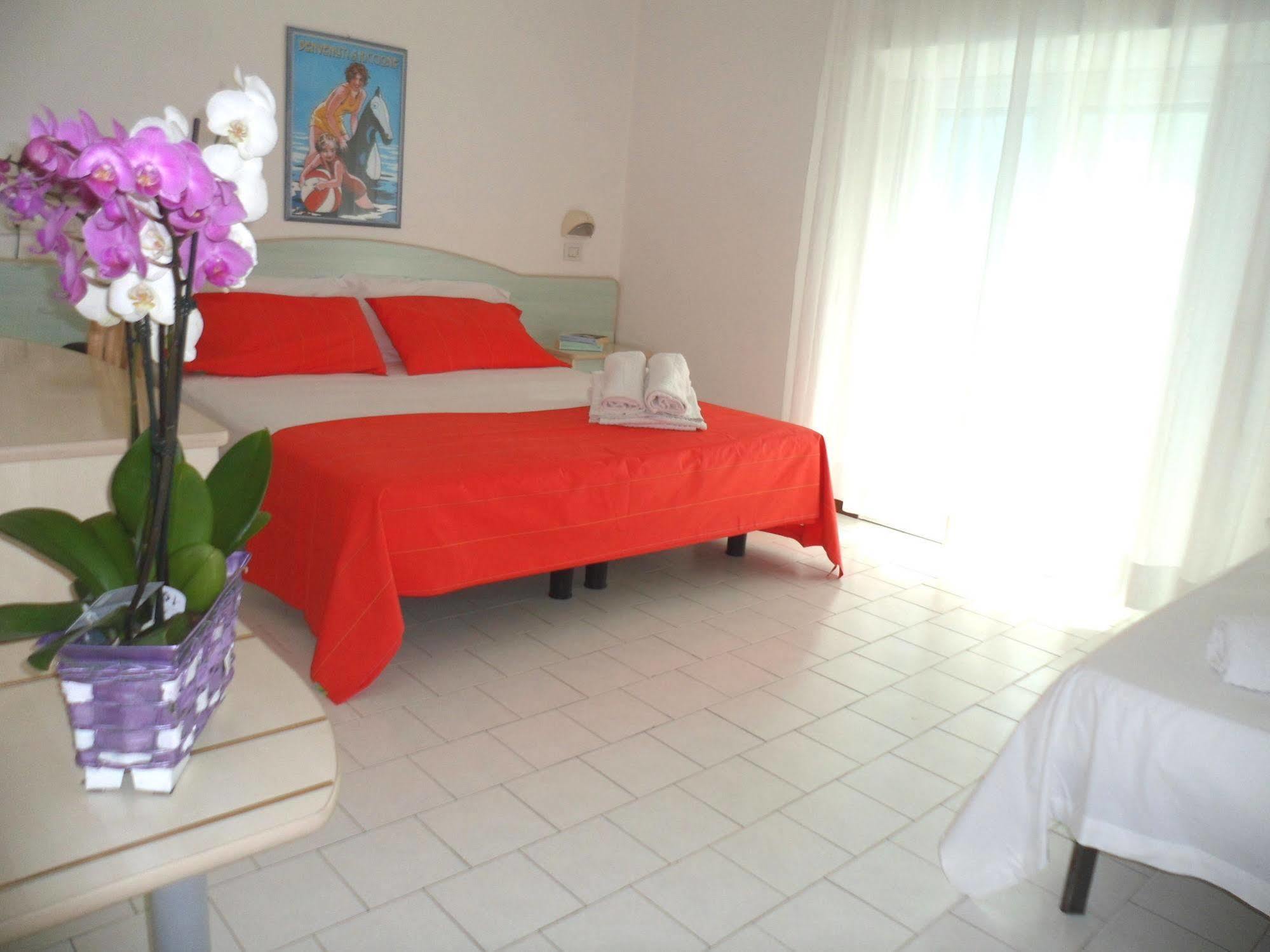 Hotel Zanarini In Centro A Riccione Luaran gambar