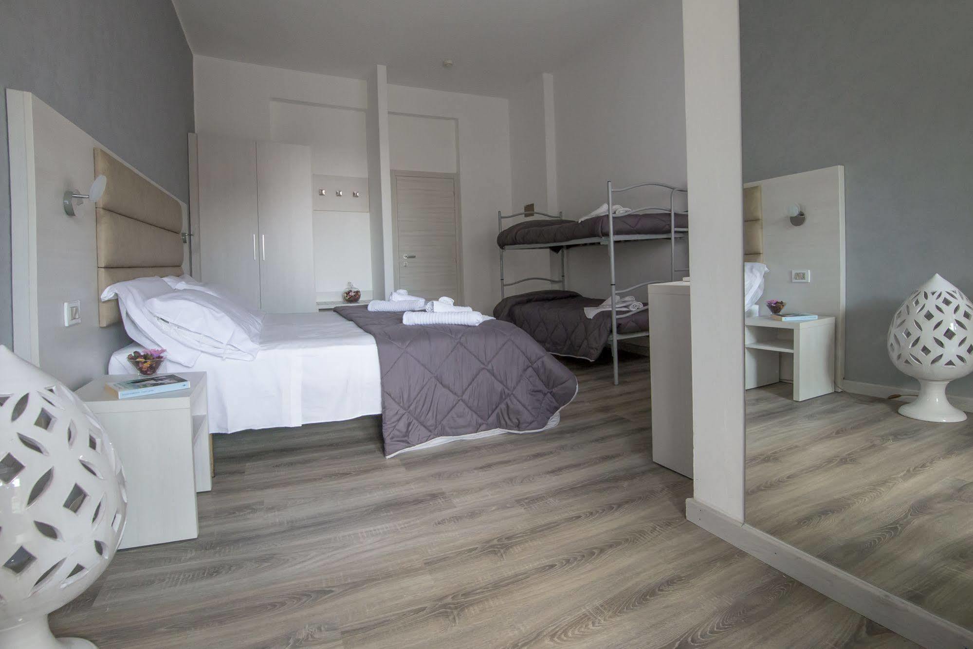 Hotel Zanarini In Centro A Riccione Luaran gambar