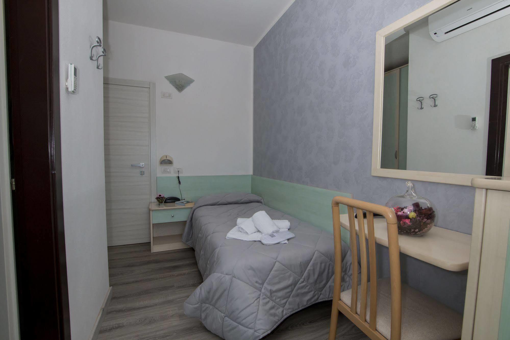Hotel Zanarini In Centro A Riccione Luaran gambar