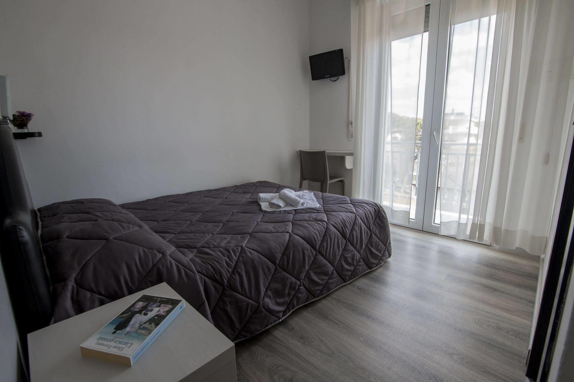 Hotel Zanarini In Centro A Riccione Luaran gambar
