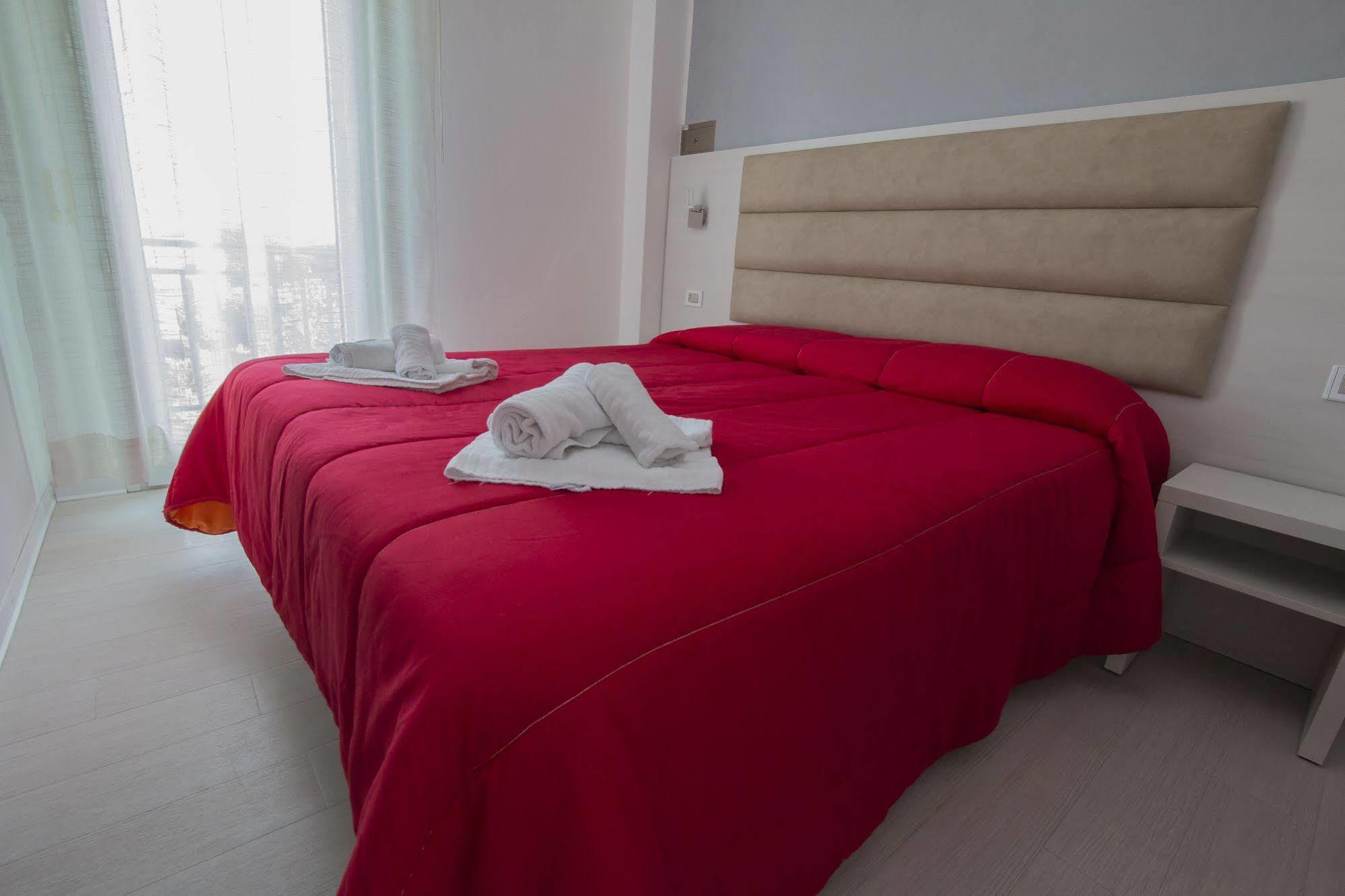 Hotel Zanarini In Centro A Riccione Luaran gambar