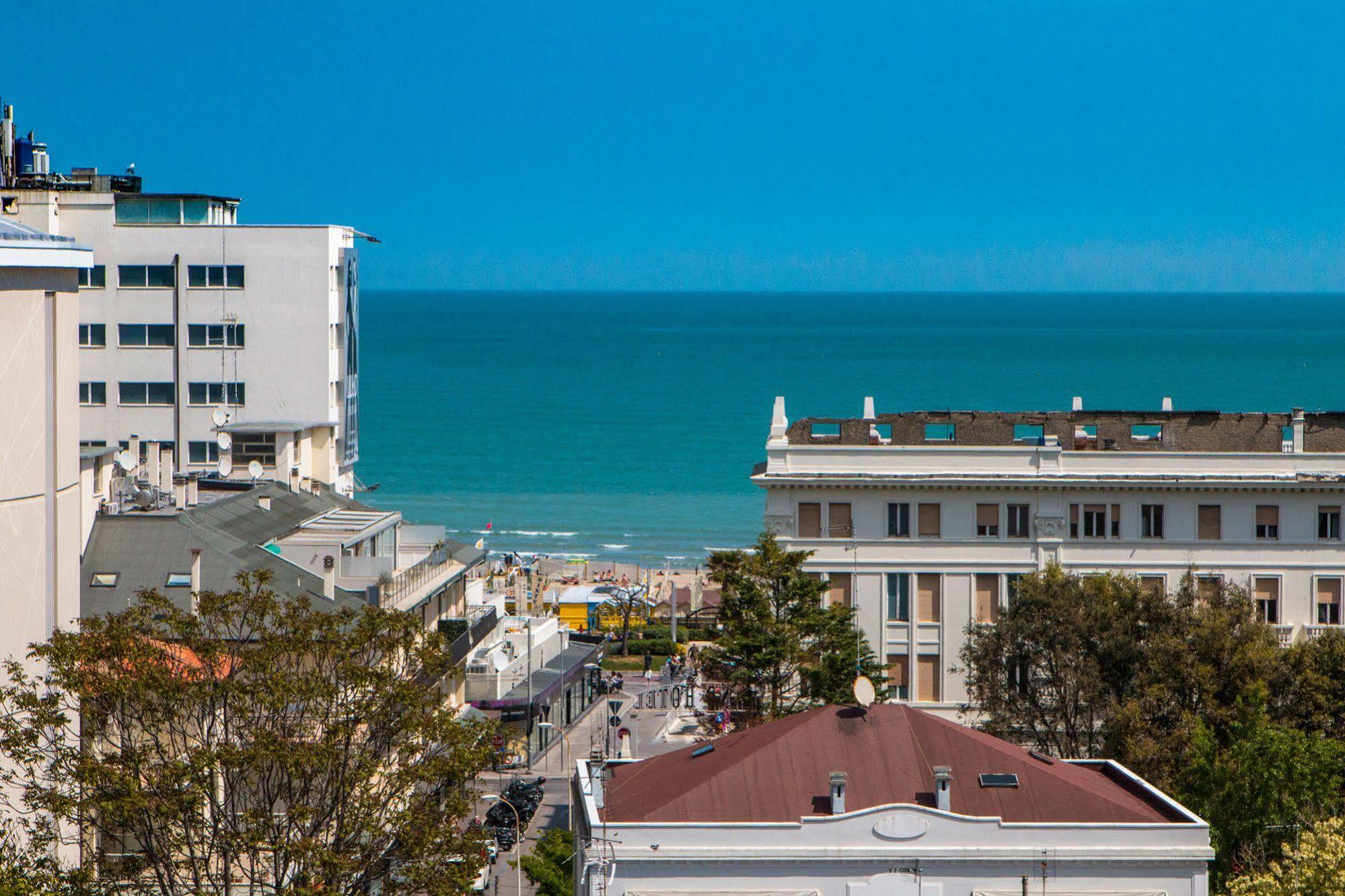 Hotel Zanarini In Centro A Riccione Luaran gambar